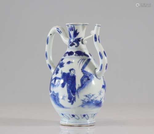 AIGUIERE de forme turque en porcelaine bleu et blanche de pe...