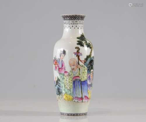 Vase en porcelaine de la famille rose décor de personnages e...