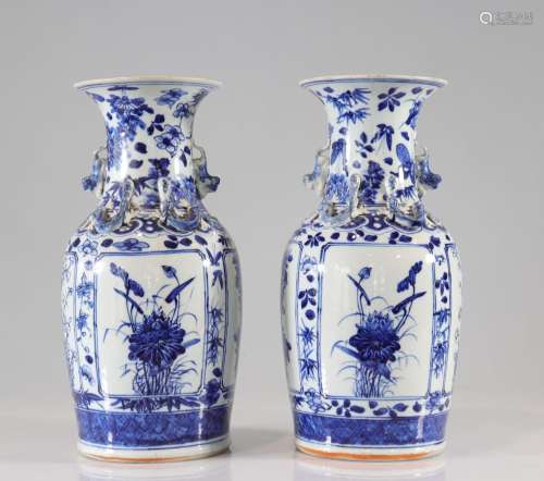 Paire de vases blanc bleu en porcelaine de chine XIXèmePoids...