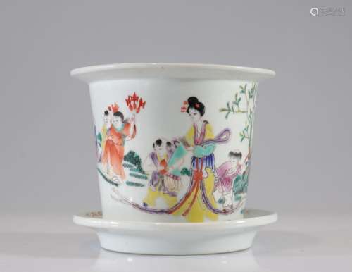 Vase en porcelaine famille rose décor de personnagePoids: 1....