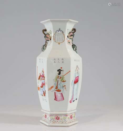 Vase à décor de Wu Shuang Pu porcelaine famille rosePoids: 1...