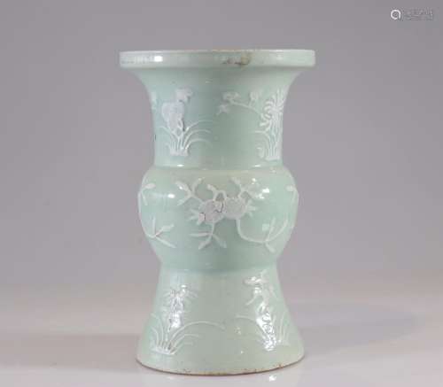Vase céladon de forme GU décoré de fleurs dynastie QingPoids...