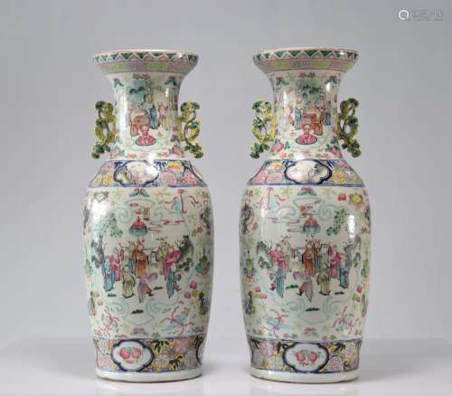 Paire de grands vases en porcelaine de la famille rose à déc...