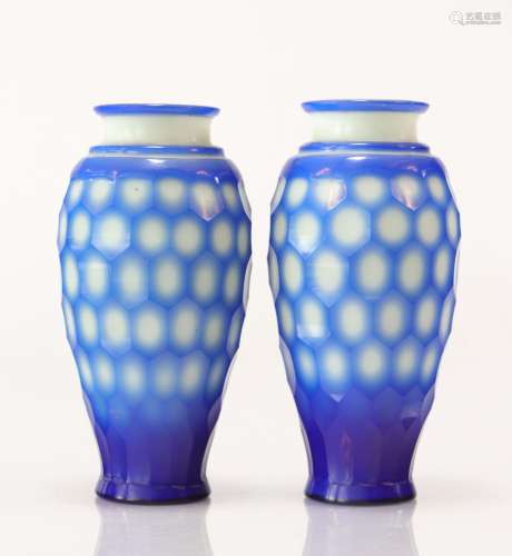 Deux vases à facettes en forme de nid d'abeille en verre de ...