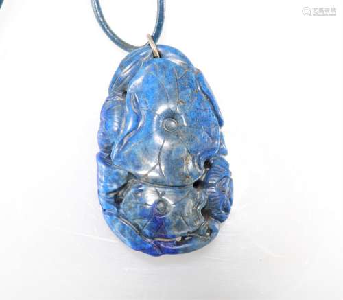 Pendentif en lapis lazuli sculpté de poissonsPoids: 35 gDime...