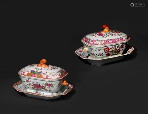 DEUX TERRINES COUVERTES ET LEURS PLATEAUX EN PORCELAINE DE L...