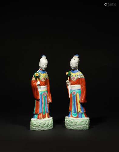 PAIRE DE STATUETTES DE DAMES EN PORCELAINE DE LA FAMILLE ROS...