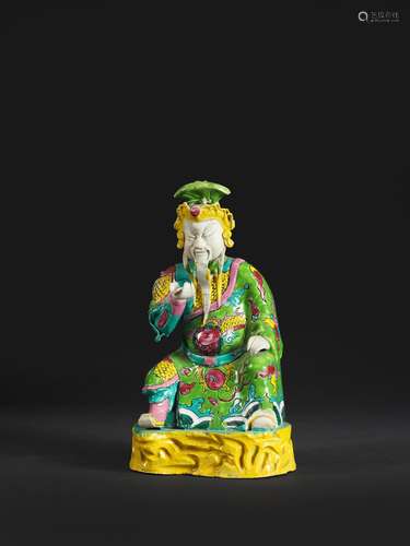 STATUETTE DE GUANYU EN PORCELAINE DE LA FAMILLE ROSE XVIIIe ...