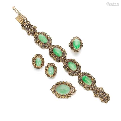 A JADEITE-INSET GILT-FILIGREE BRACELET, EARINGS, RING AND BR...