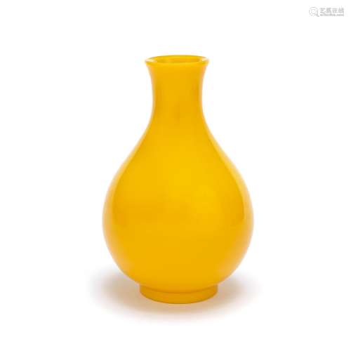 A YELLOW GLASS BALUSTER VASE Qing Dynasty