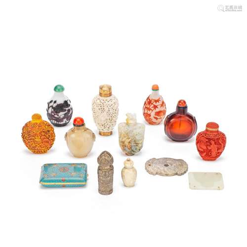 A MIXED GROUP OF SNUFF BOTTLES, PLAQUES AND A SEAL 19th/20th...