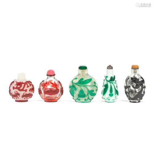 FIVE VARIOUS RED, GREEN AND BLACK OVERLAY GLASS SNUFF BOTTLE...