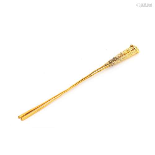 A GOLD 'FLOWER' HAIRPIN Probably Song Dynasty