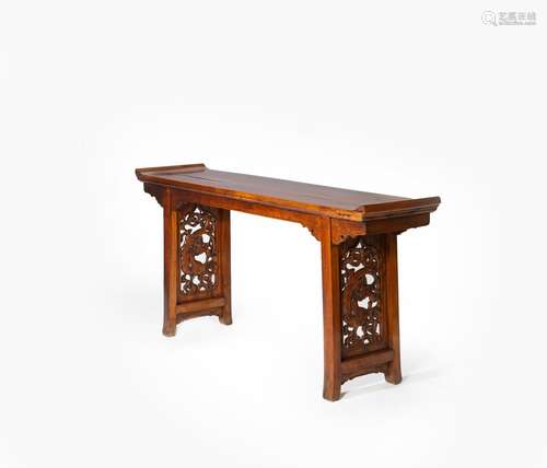 RARE TABLE EN HUANGHUALI, QIAOTOUAN XVIIe/XVIIIe si&#232...