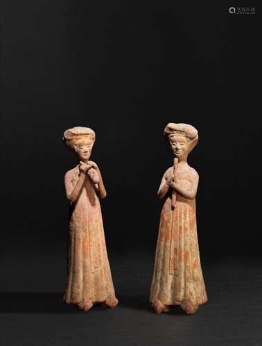 DEUX STATUETTES DE MUSICIENNES EN TERRE CUITE Dynastie Sui (...