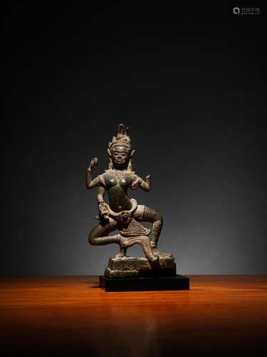 STATUETTE D'UNE DAKINI DANSANTE &#192; QUATRE BRAS E...