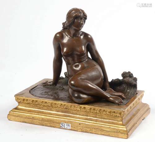 "Baigneuse" en bronze à patine brune. Reposant sur...