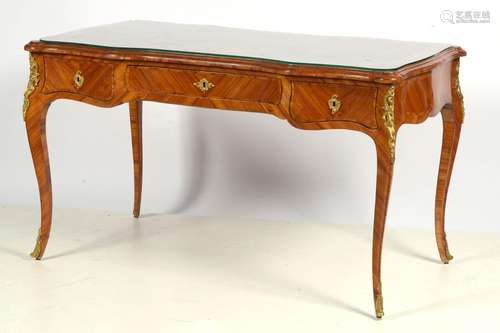 Bureau plat Louis XV en bois de placage en frisage ouvrant p...