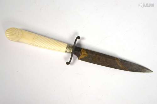Petite dague de chasse à manche en ivoire sculpté et lame da...