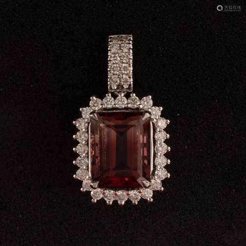 Pendentif en or blanc 18 carats sertie d'une tourmaline natu...