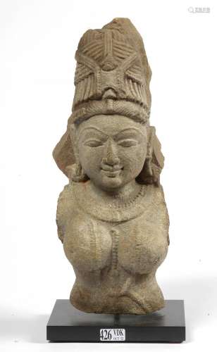 "Buste d'Apsara" en grès gris sculpté. Travail ind...