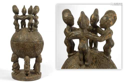 Coupe à offrandes Yoruba Olumèye en bois sculpté et patiné à...