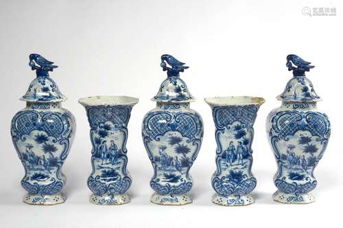 Imposante garniture en faïence bleue et blanche de Delft au ...