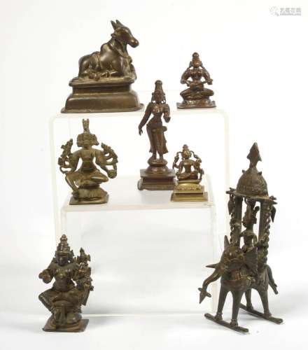 Ensemble de sept statuettes indiennes en bronze comprenant &...