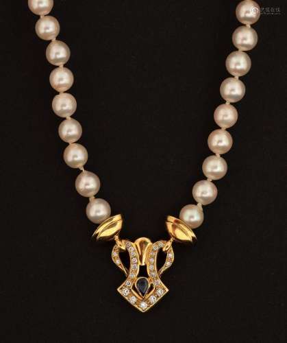 Collier de perles et son pendentif en or jaune 18 carats ser...