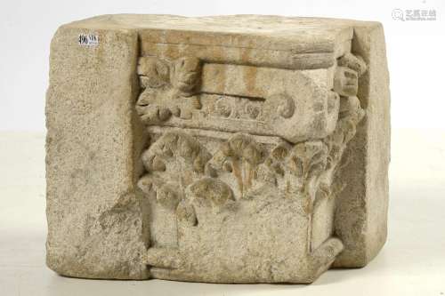 Fragment de chapiteau corinthien inachevé en pierre calcaire...