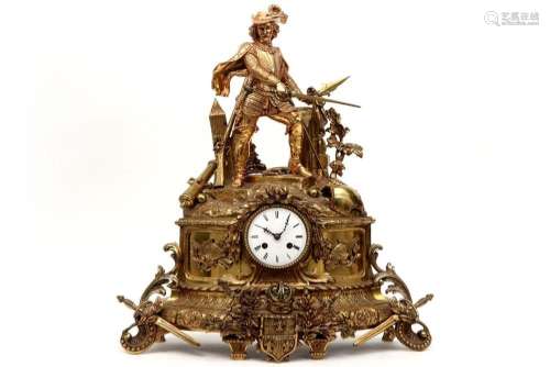 Negentiende eeuwse klok met een kast in brons versierd me