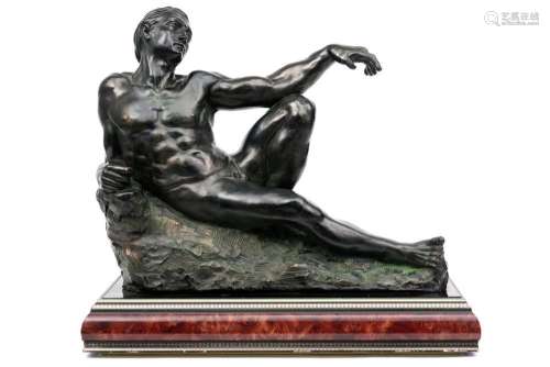 DUQUE L. sculptuur met bronspatine : "Liggend mannelijk...