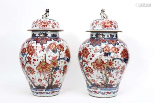 Paar achttiende eeuwse Chinese gedekselde vazen in porsel