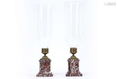 Paar antieke windlichten met glazen stolp gevat in brons