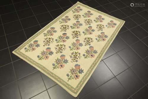 Oud "petit-point" tapijtje met een kleurrijk bloem...