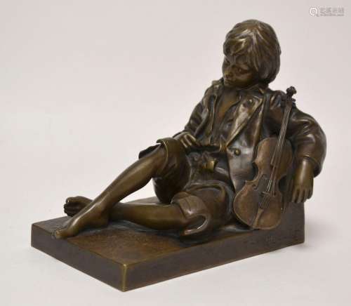 Léon THAREL (1858-1902) Enfant endormi au violon. Bronze à p...