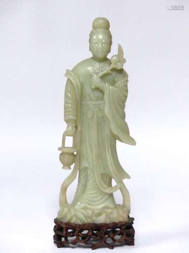 CHINE. GUANYIN au rameau, en jade vert sculpté. H. 28 cm (Qu...
