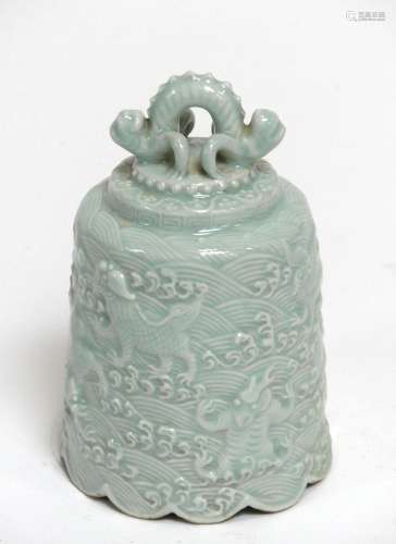 CHINE. CLOCHE Bianzhong en porcelaine qingbai. H. 16 cm