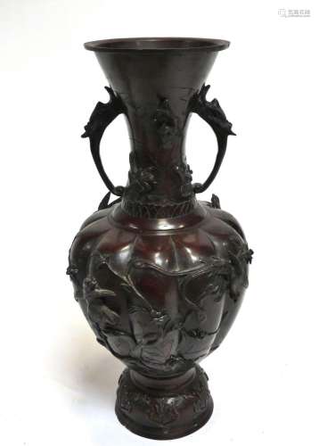 CHINE. Important vase en bronze à patine brun-rouge. H. 42 c...