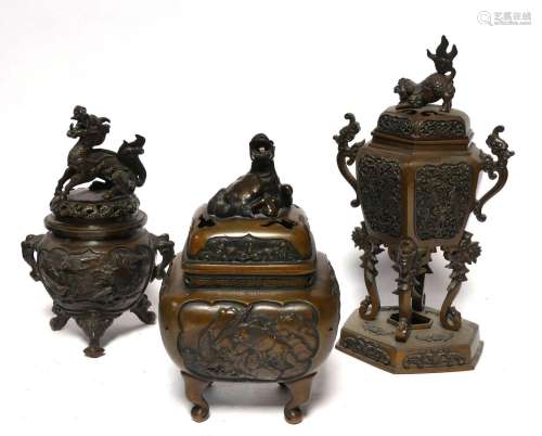 CHINE. Trois BRULE-PARFUMS en bronze , deux surmontés d'un K...