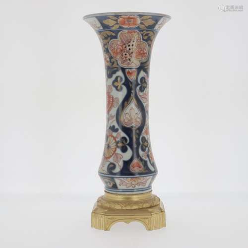 VASE CORNET EN PORCELAINE D’IMARI