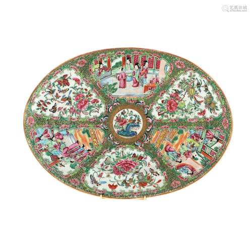 UN PLAT OVALE EN PORCELAINE POLYCHROME