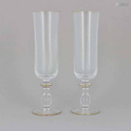 SUITE DE HUIT FLUTES A CHAMPAGNE En cristal