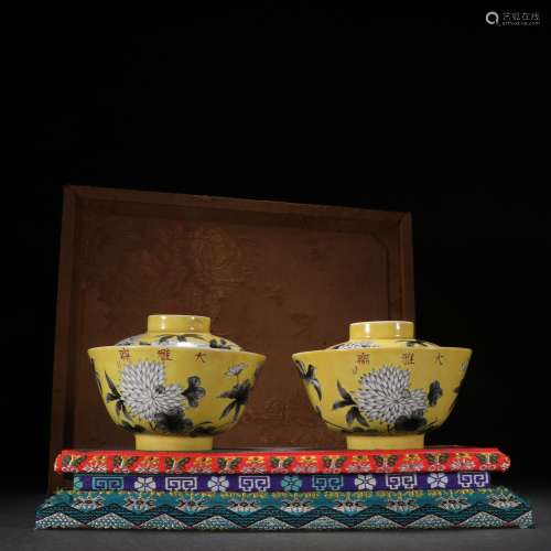 A Pair of Yellow-glazed Ink Color Bird Pattern Bowls