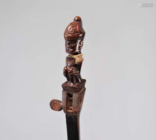Dayak Bornéo instrument de musique en bois sculpté d'un pers...