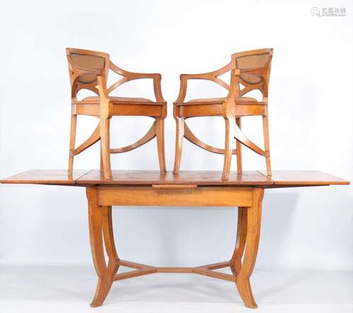 Travail Art Nouveau Belge paire de fauteuils et tablePoids: ...