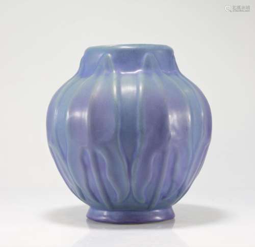 Artus Van Briggle. Circa 1900 Vase boule. Modélisé avec une ...