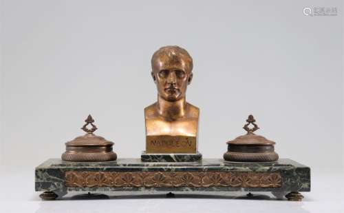 Emile Pinedo (1840-1916) Encrier en marbre et bronze orné du...