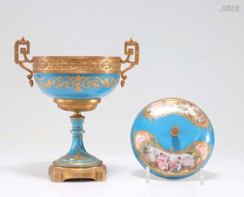 Coupe sur pied en porcelaine de Sèvres décor de scènes roman...