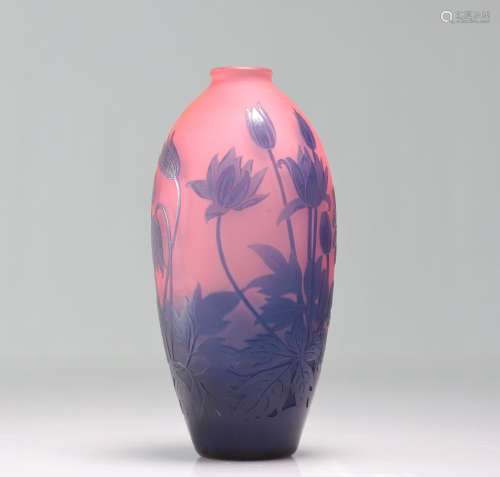D'ARGENTAL - Vase en verre multicouche à décor de fleursPoid...